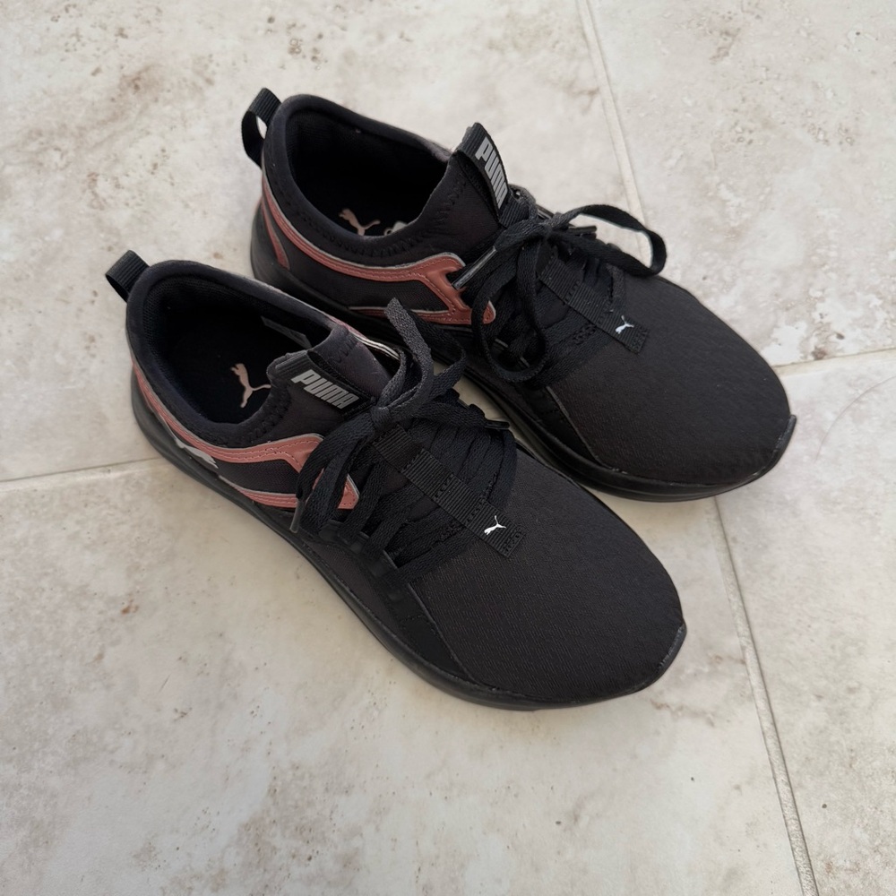 Puma sneakers 6.5 like new